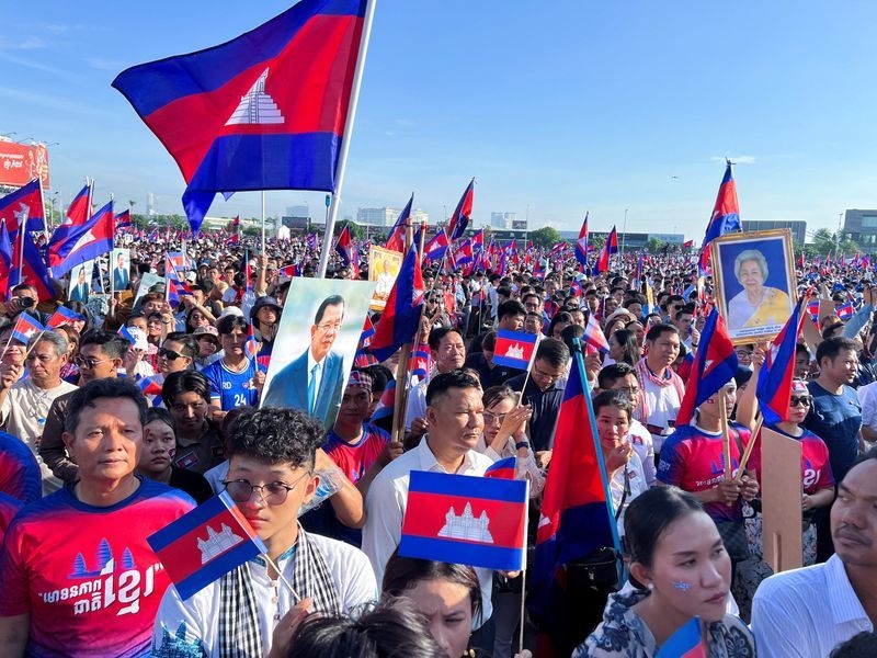 Thousands of Cambodians join government rally as border dispute with Thailand intensifies