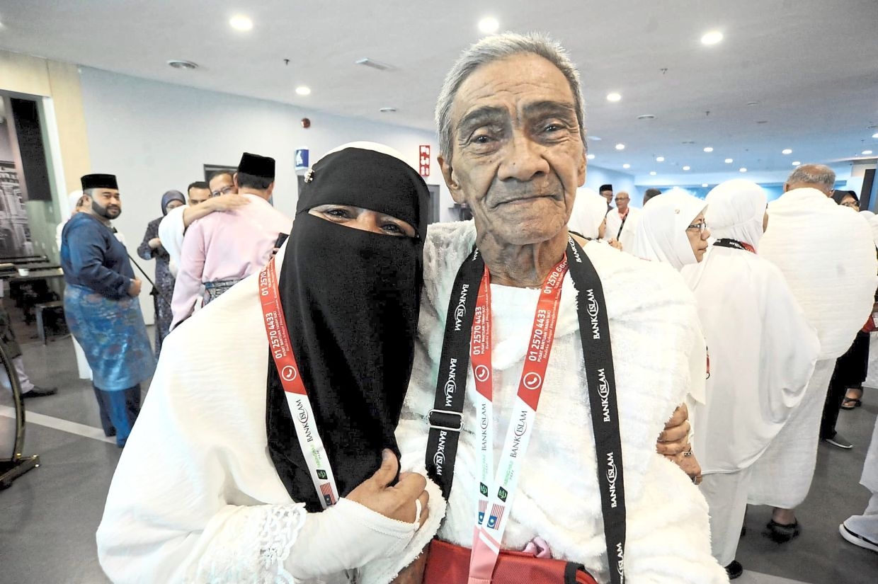 Elderly couple fulfil dream to perform haj