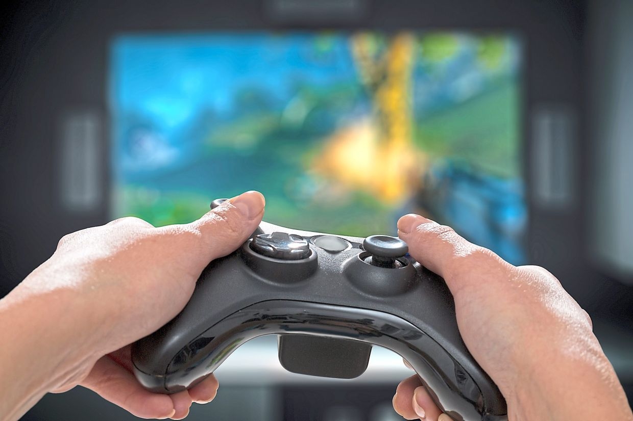 He's the perfect boyfriend ... except for his gaming obsession