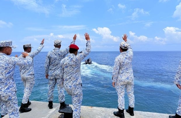 Navy rescues Indonesian fishermen adrift at sea