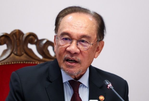 Don't punish students over protest stunt, says Anwar