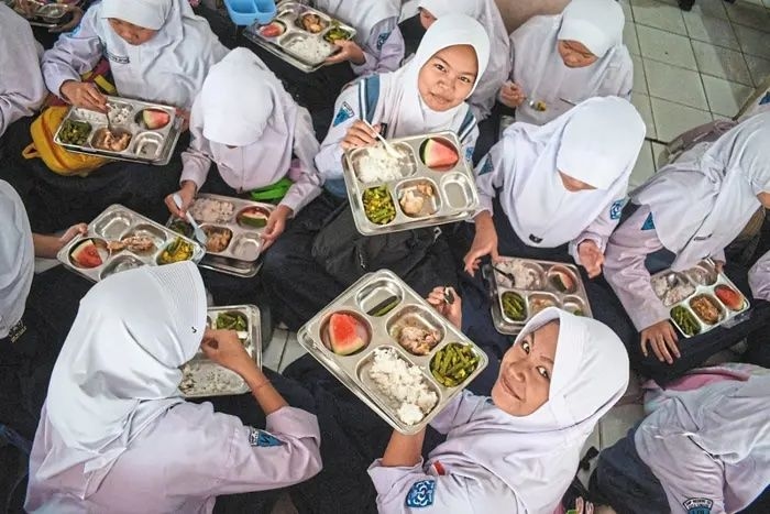 Indonesia cuts outlay on giant free meal plan