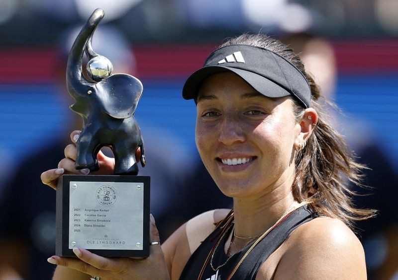 Tennis-Top seed Pegula eases past Swiatek to win Bad Homburg title