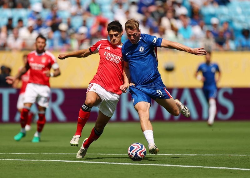 Soccer-Extra time goals see Chelsea down 10-man Benfica to advance to quarters