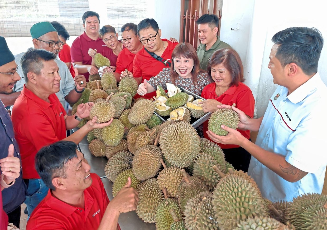 Building rapport with Tanjong community over feast of durians