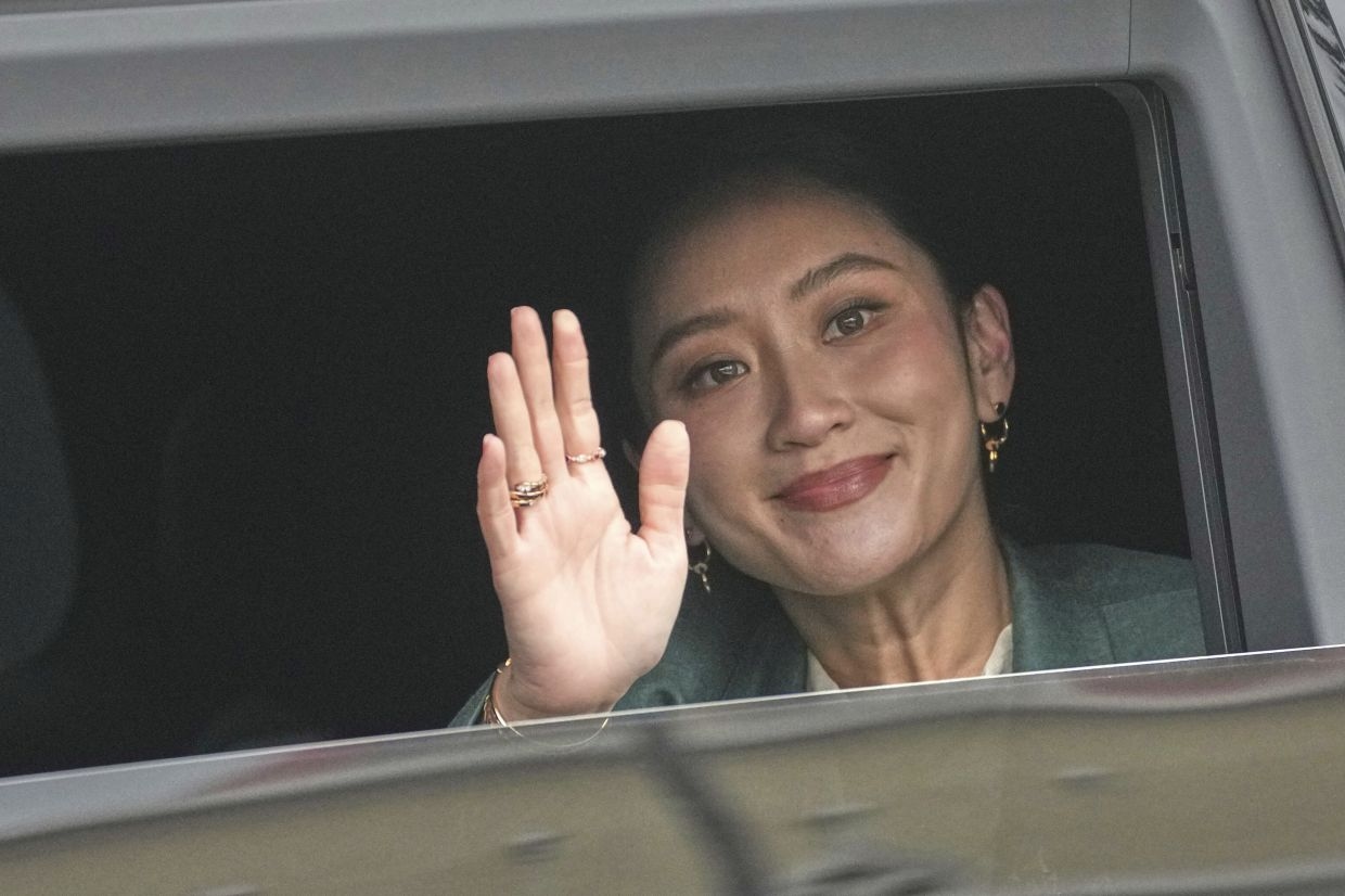 Suspended Thai PM says she's sorry, accepts court's decision