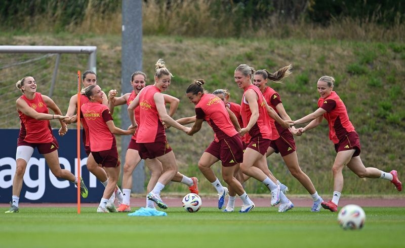 Soccer-UEFA to permit water bottles for Women's Euro fans as Swiss temperatures soar