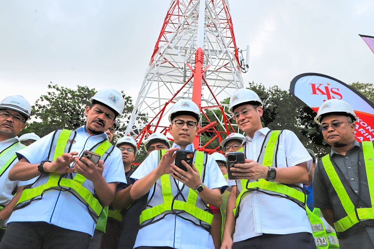Boosting maritime connectivity with satellites
