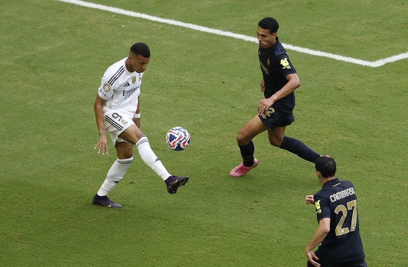 Soccer-Real edge Juventus to reach last eight as Mbappe starts Club World Cup