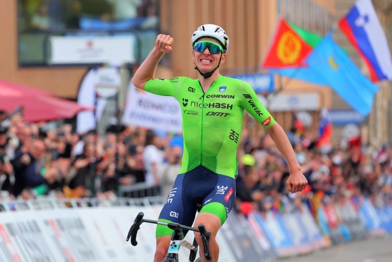 Cycling-Pogacar eyes fourth Tour crown as rivals scramble to keep pace