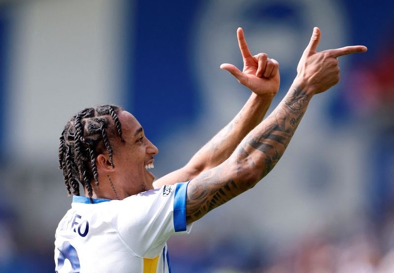 Soccer-Chelsea sign Brazilian Pedro from Brighton