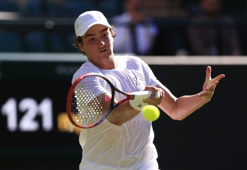 Tennis-Fonseca fanfare lights up Wimbledon as Brazilian teen reaches third round