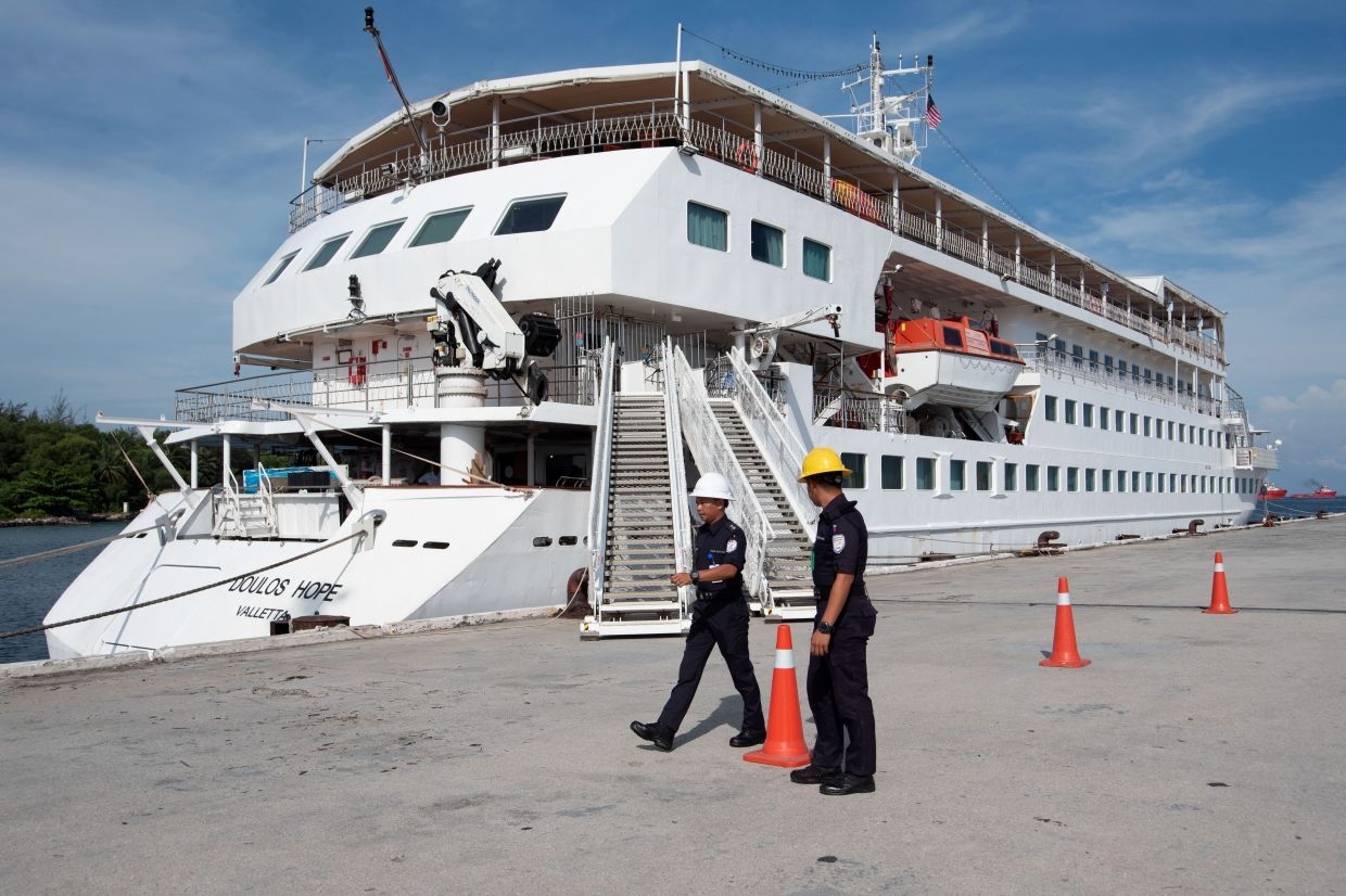 Floating library sails into Labuan
