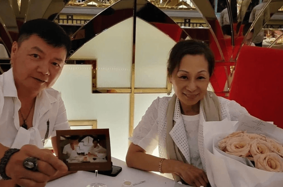 HK actor Ai Wai bids final farewell to late wife, scatters her ashes at sea