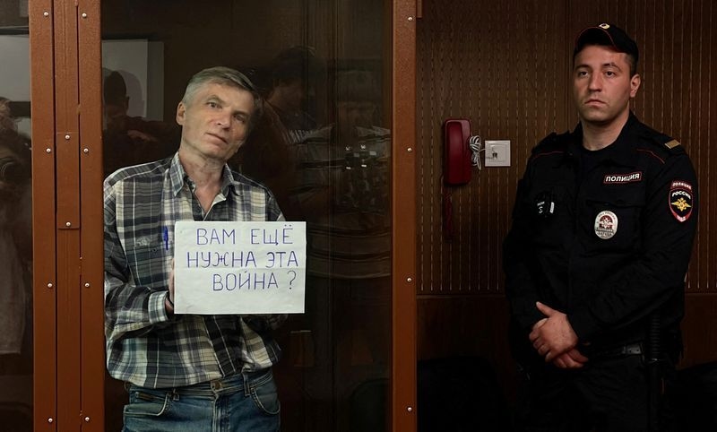 Exclusive-Jailed Russian dissidents call for mass prisoner release as part of a peace deal with Ukraine