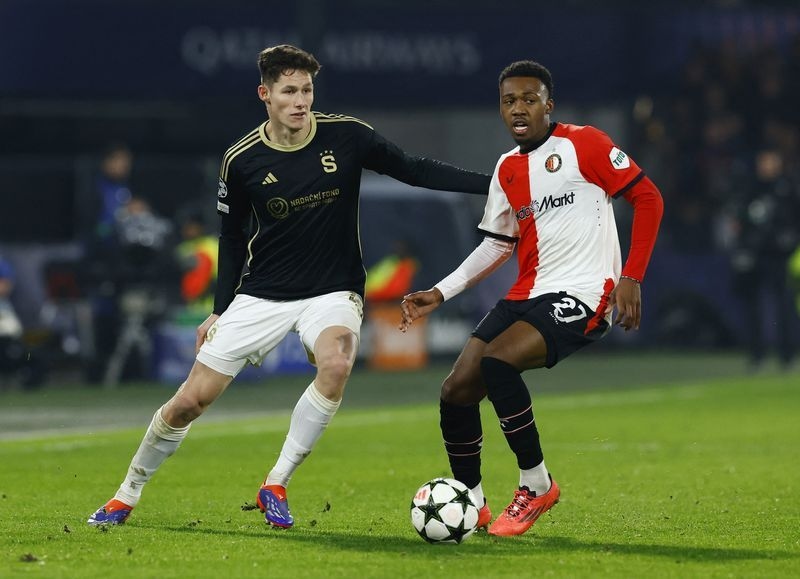 Soccer-Brentford sign Dutch midfielder Milambo from Feyenoord