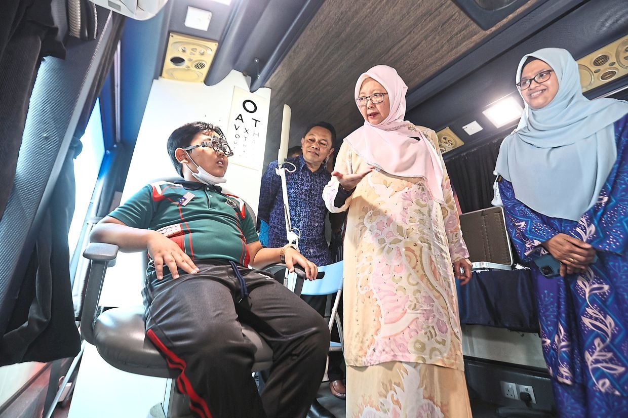 Free spectacles for 500 pupils from B40 families in KL