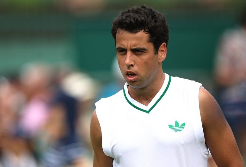 Tennis-Munar burns 10 matchpoints but advances at Wimbledon