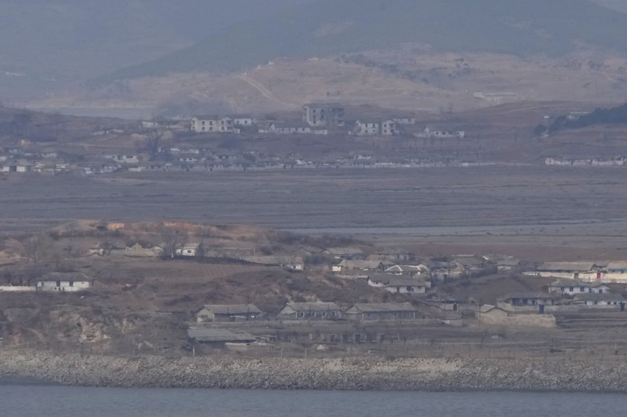 North Korean crosses heavily fortified border to South Korea