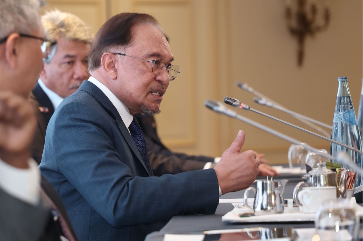 PM Anwar meets Muslim community in France