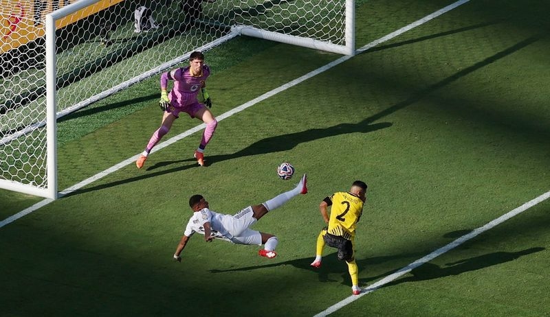 Soccer-Real Madrid survive Dortmund scare to reach Club World Cup semis