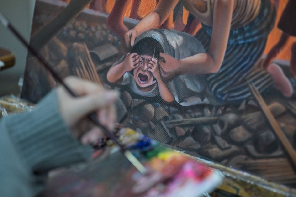 Hiroshima teens relay atom bomb horror with art series