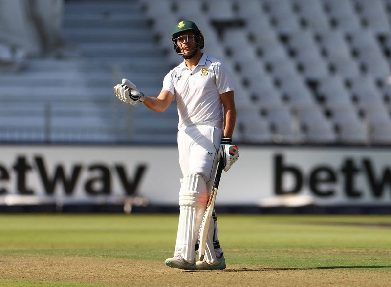 Cricket-South Africa's Mulder makes record score as new test captain