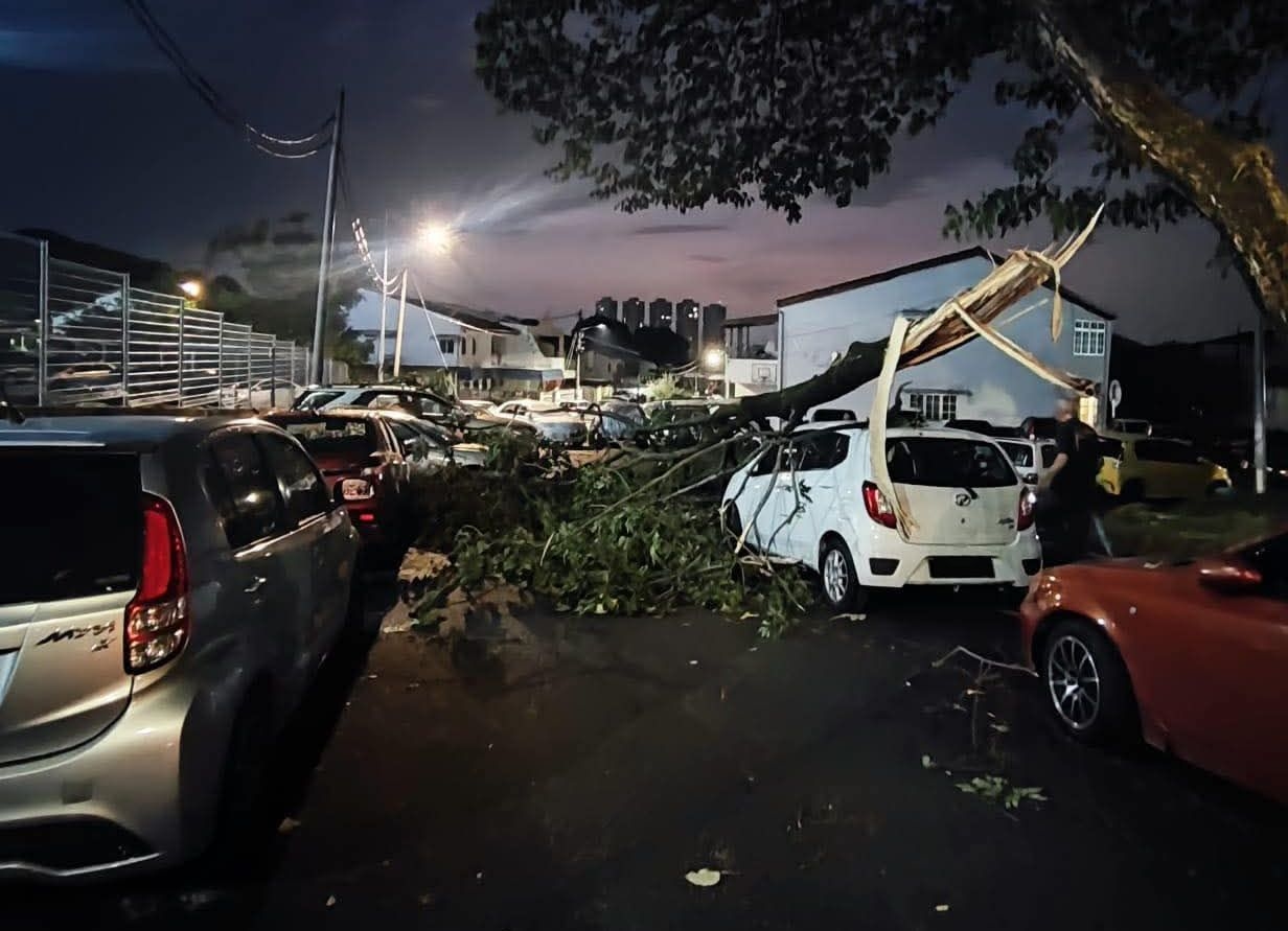 Pre-dawn storm wreaks havoc in parts of Gelugor