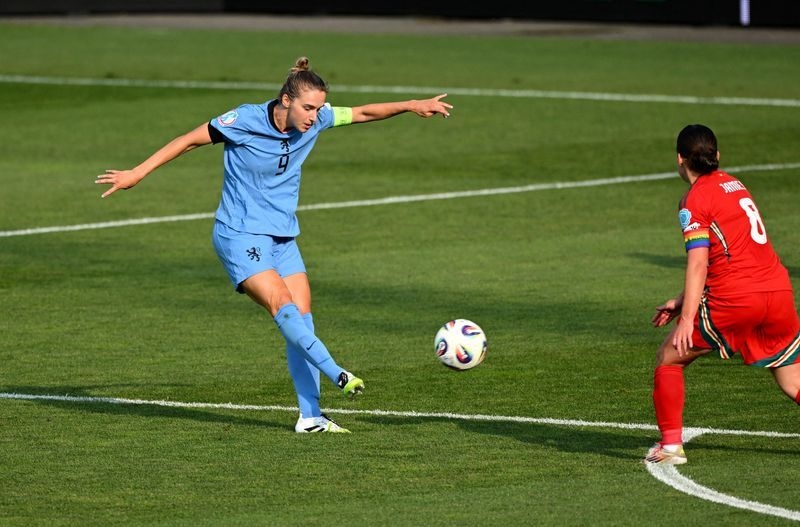 Soccer-Relationships under strain as Dutch take on England