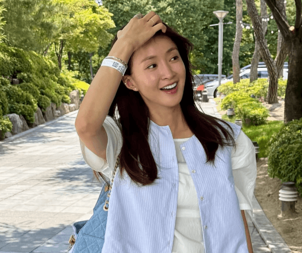 Divorced actress Lee Si-young confirms pregnancy through IVF