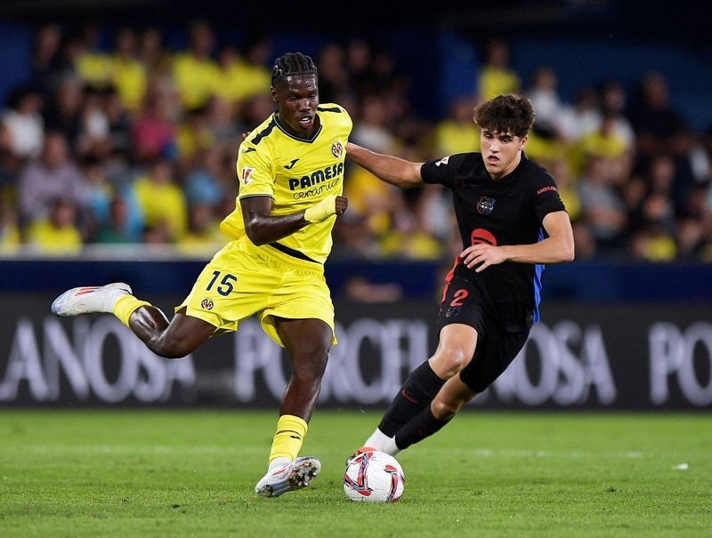 Soccer-Everton sign French forward Barry from Villarreal
