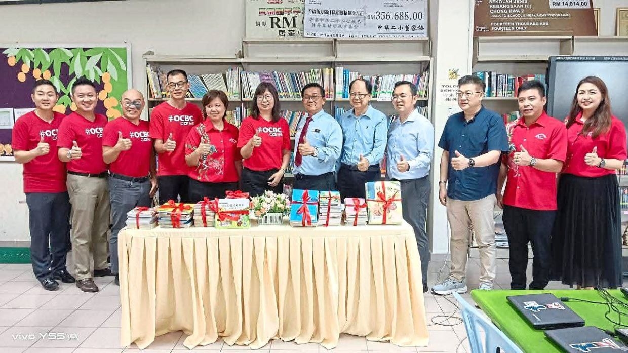 Kluang primary school receives RM29,400 in digital aid, books from bank