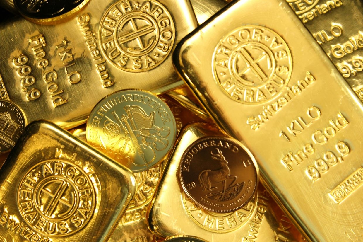 Gold edges higher on softer dollar, trade war intensifies