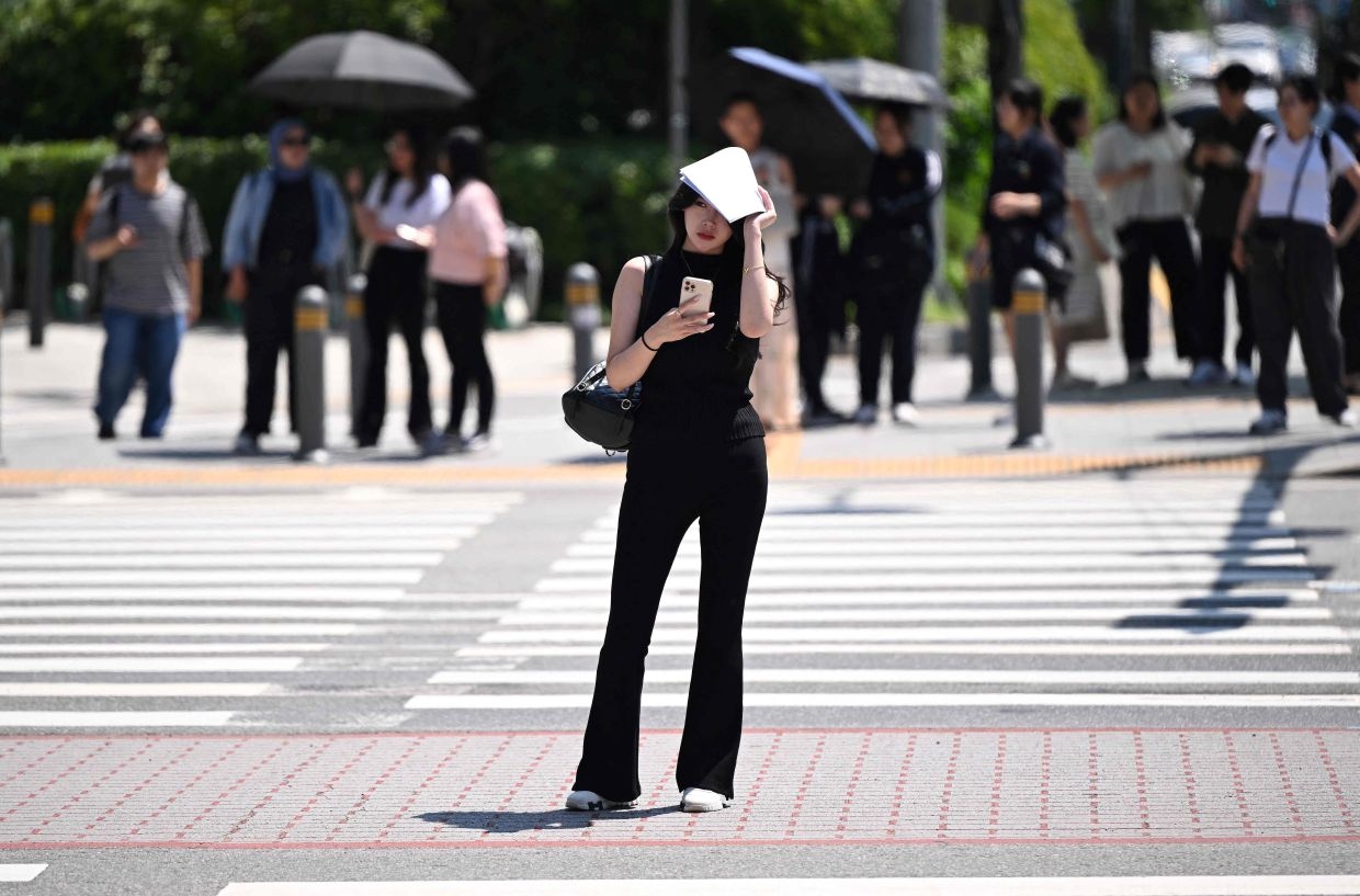 South Korea mandates breaks for outdoor workers in deadly heat