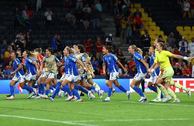 Soccer-Spanish strength in depth sends warning to Women's Euro rivals