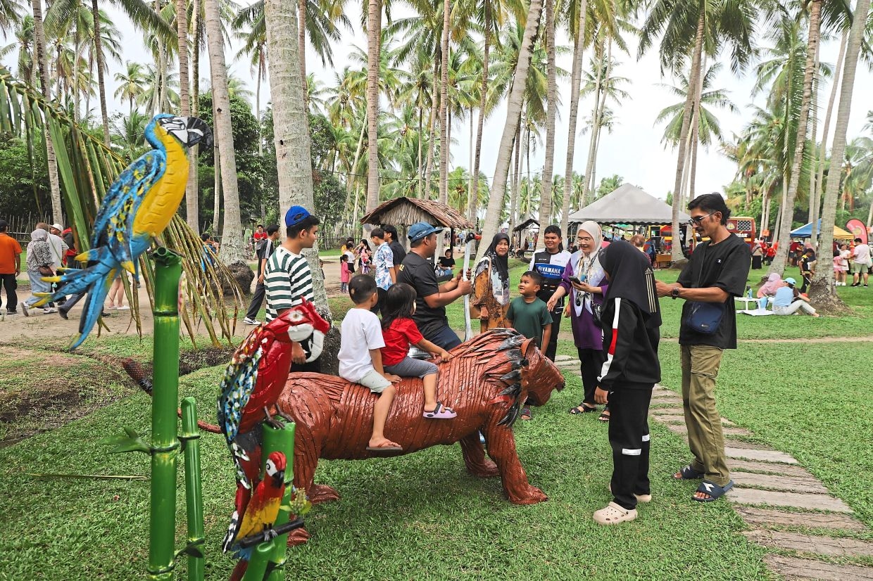 Thousands enjoy a day in the kampung