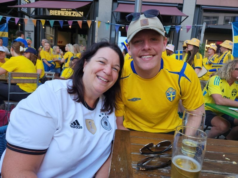 Soccer-Hot weather, cool tempers as Germans and Swedes meet at Women's Euros