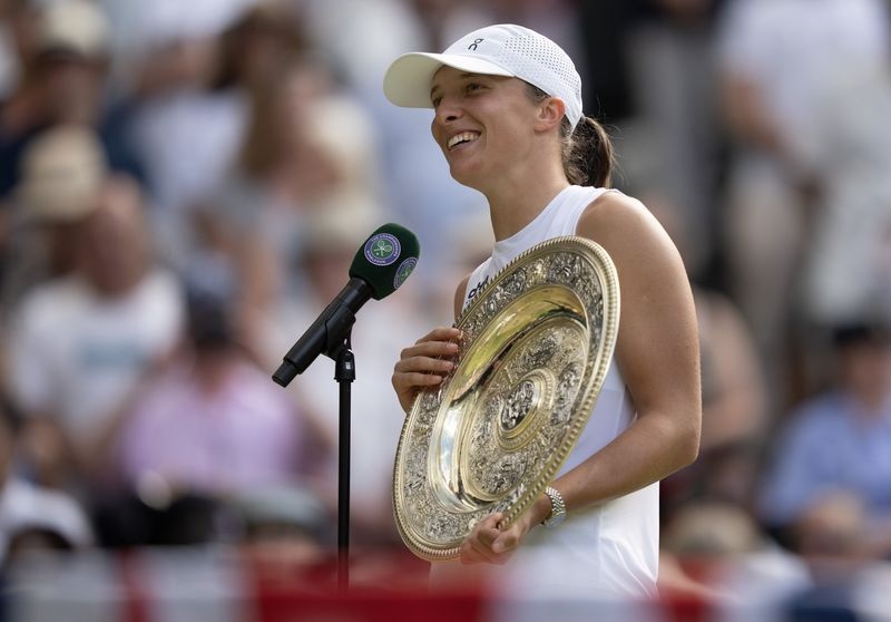 Tennis-Towel thief Swiatek gets personalised Wimbledon souvenir