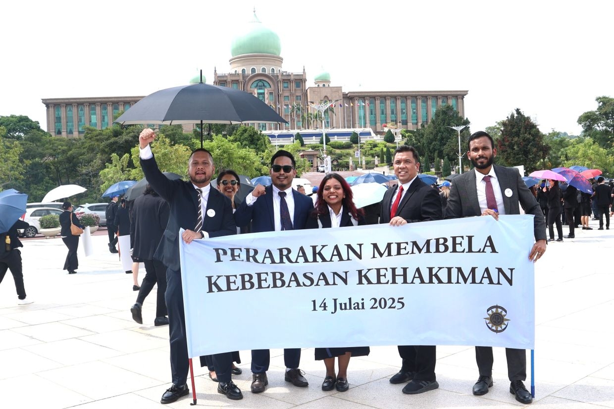 Malaysian Bar hands memo on judicial independence to PMO