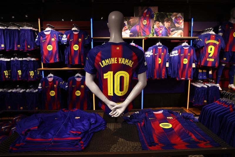 Soccer-Yamal inherits Barcelona's iconic number 10 jersey