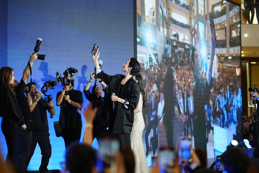 'Aku cinta padamu, Malaysia', says K-drama star Lee Soo-hyuk as he meets delirious fans in Kuala Lumpur