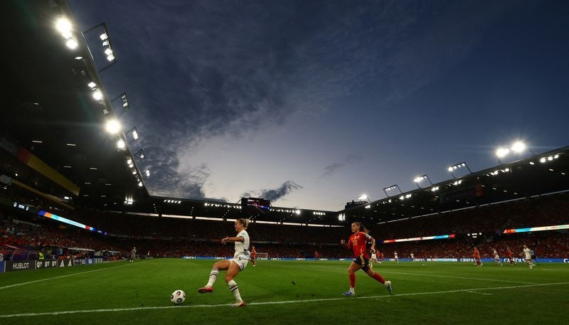 Soccer-Spain show experience to shrug off Swiss challenge at Women's Euros