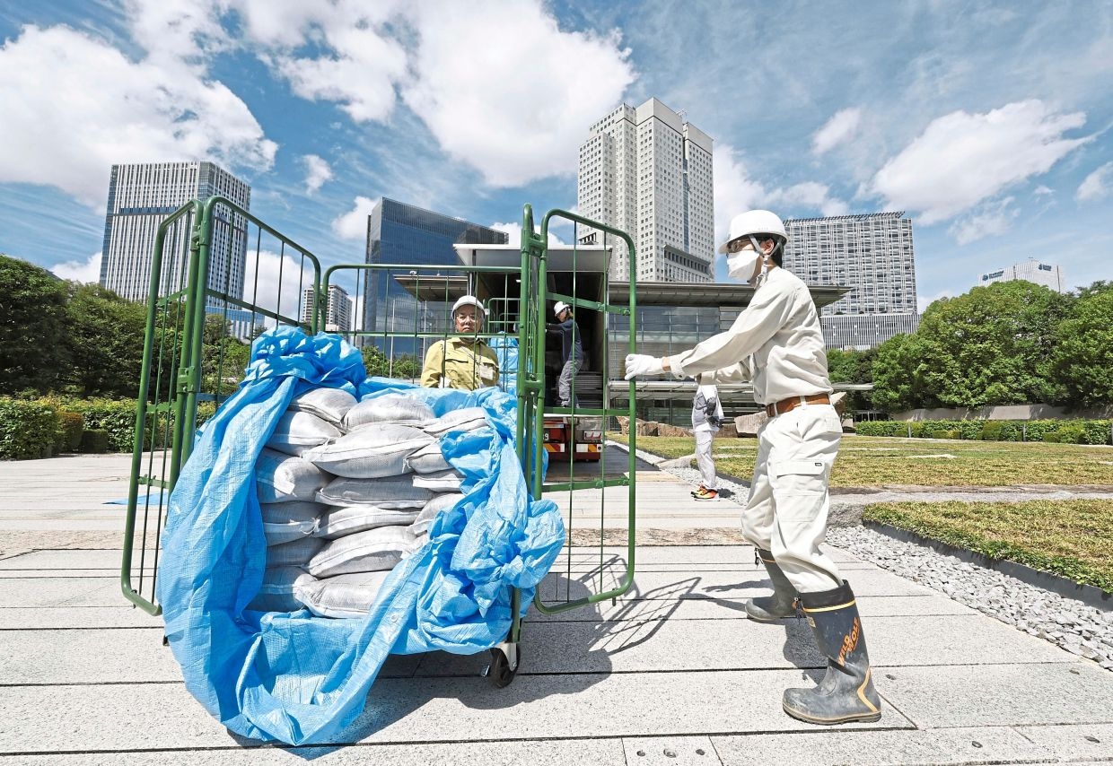 Contaminated Fukushima soil delivered to PM office