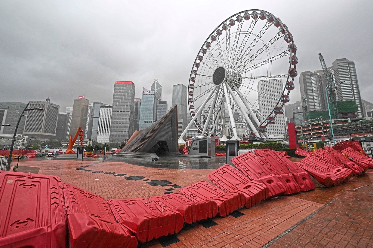 Wipha tears through city