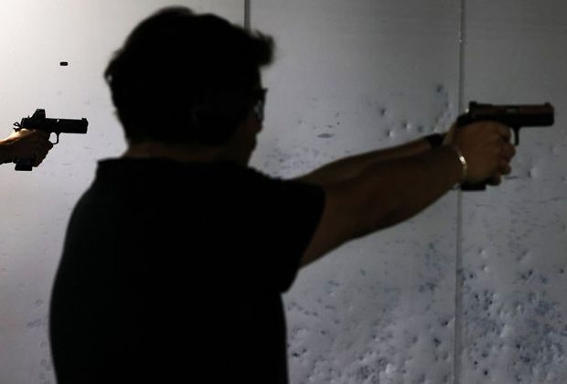 Gunman fires shot outside clinic in attempted robbery