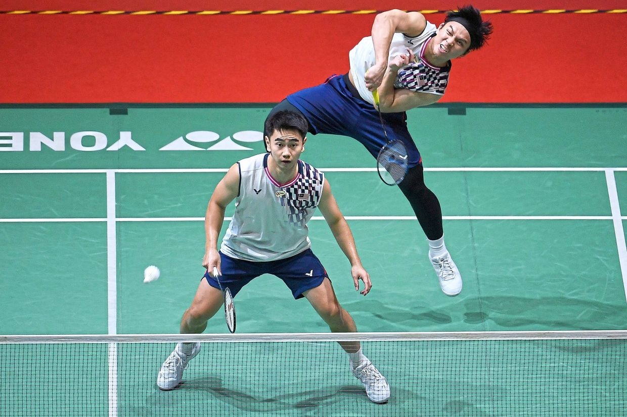 Sze Fei commits to pro career with Izzuddin under Kok Siang