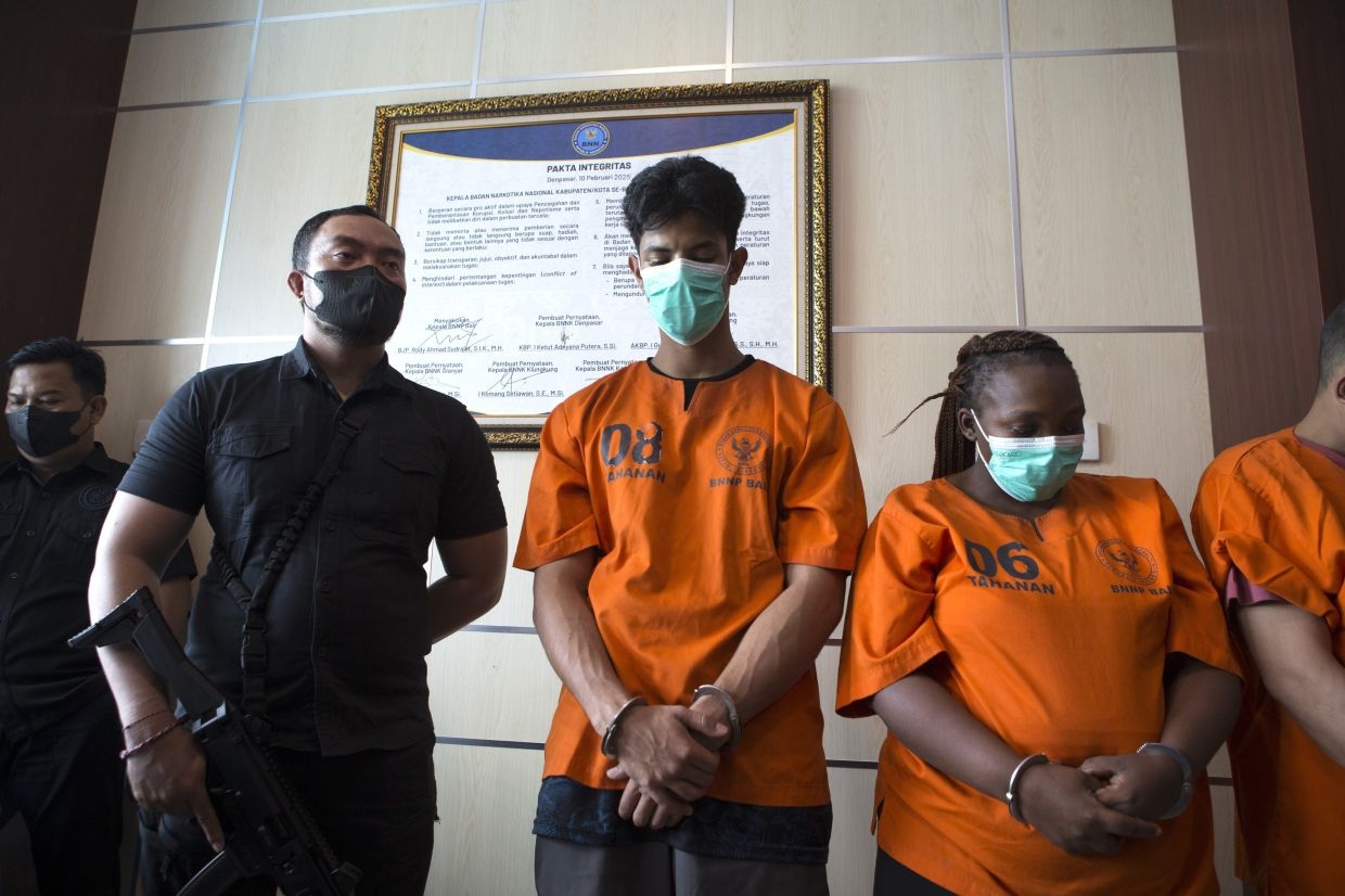 Indonesia arrests two foreigners for smuggling cocaine to Bali