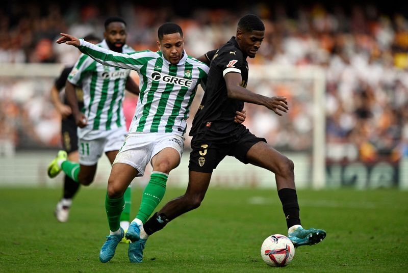 Soccer-Arsenal sign defender Mosquera from Valencia