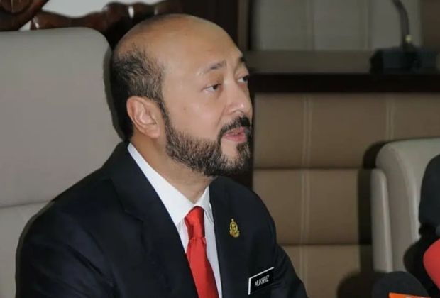 Anwar, govt succeed in removing names from Mukhriz's tax lawsuit
