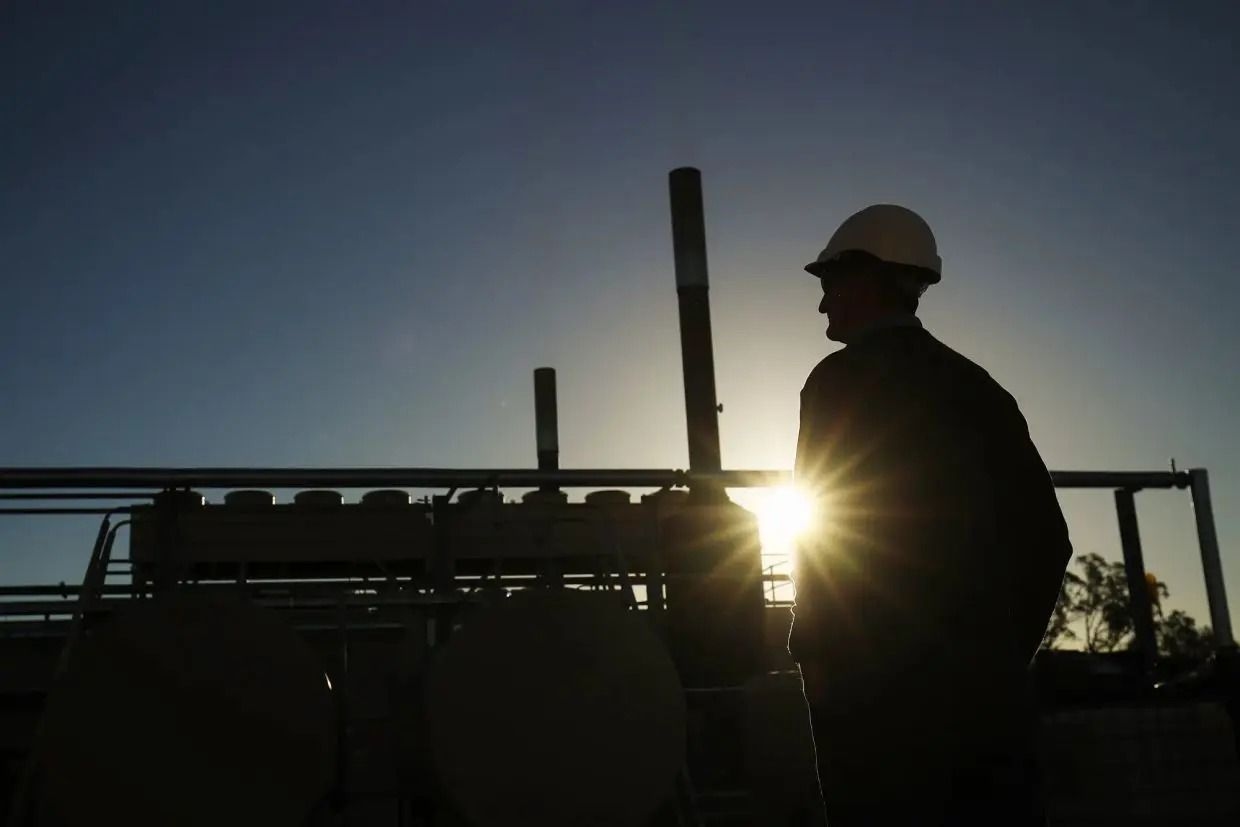 Oil prices ease to three-week low at weekend as negative economic news offsets trade optimism